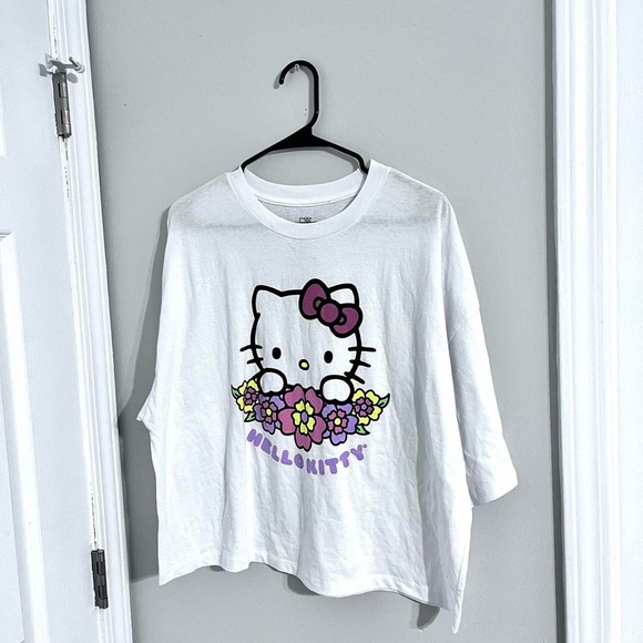 ✨20% Off Sale✨Hello Kitty white graphic XL semi crop tee - Picture 7 of 7